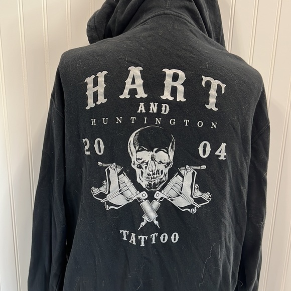 EUC! Black Skull and Tattoo Guns Hart and Huntington Hoodie! Size large! - Picture 7 of 8